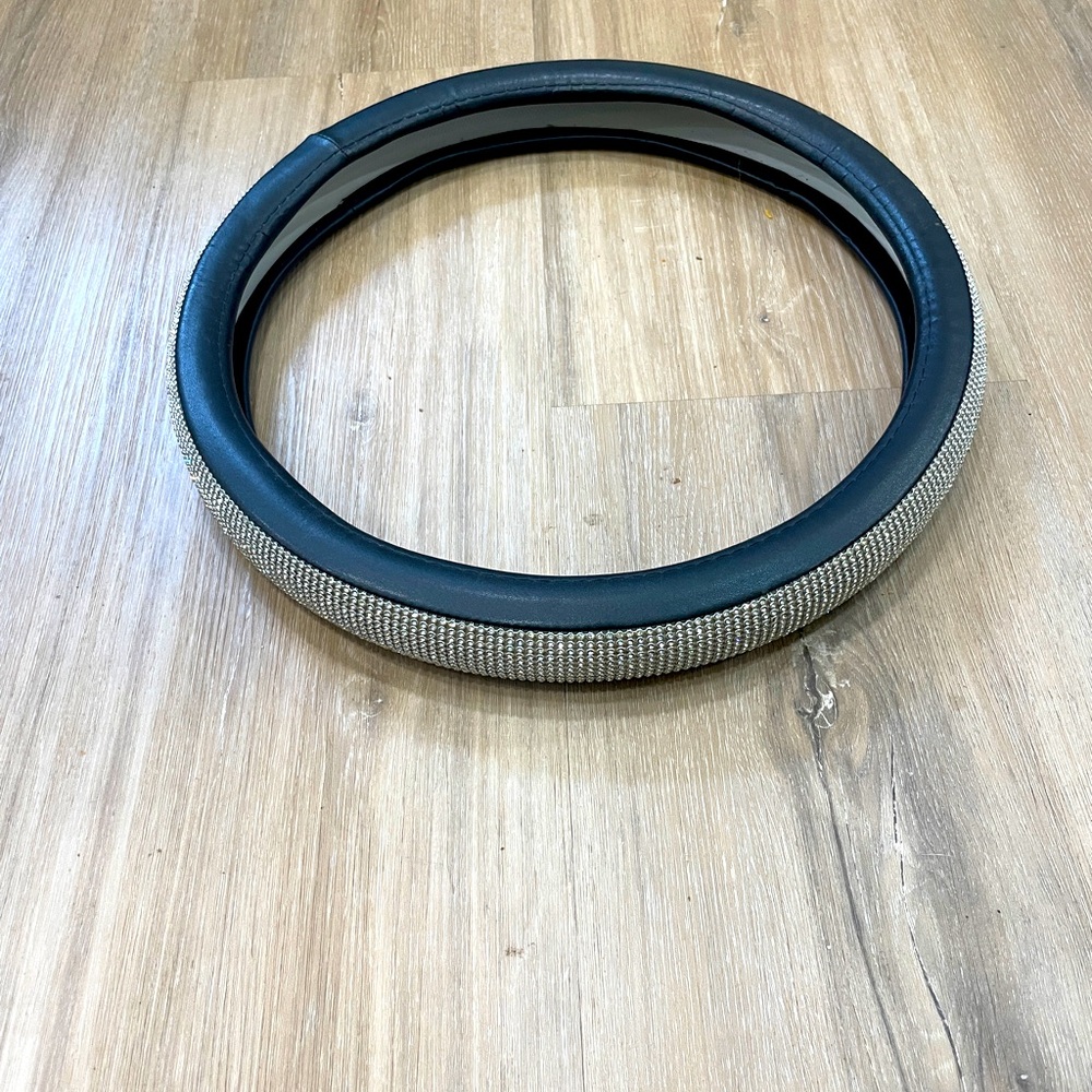 Chulian Black and Silver Steering Wheel Cover